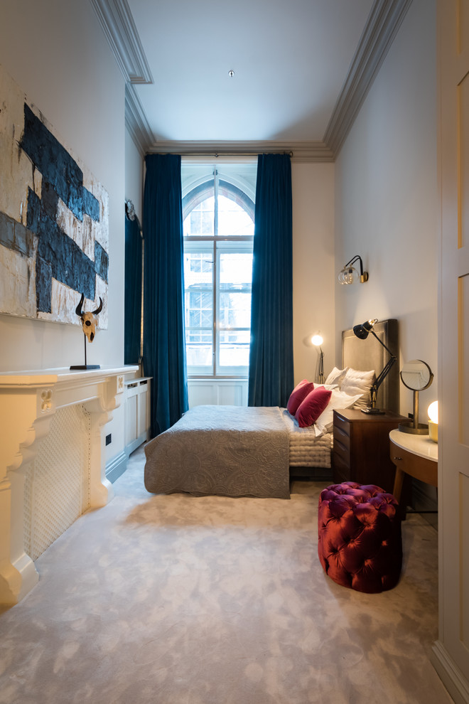 Idee per una camera da letto contemporanea con pareti bianche, moquette e pavimento grigio