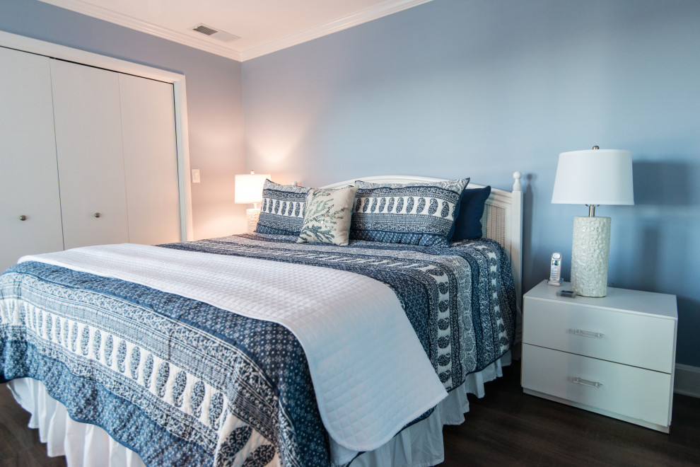Ejemplo de dormitorio principal costero de tamaño medio con paredes azules y suelo vinílico