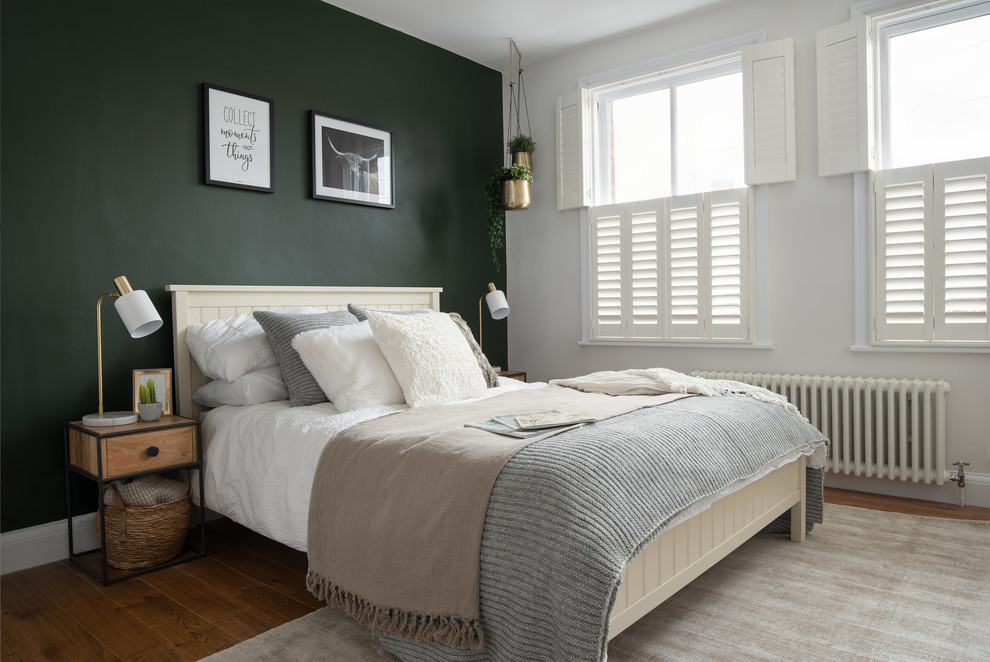 Imagen de dormitorio principal bohemio de tamaño medio con paredes grises, suelo de madera en tonos medios y suelo amarillo