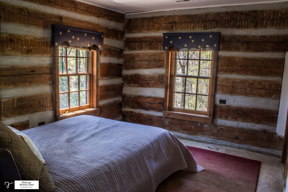 Diseño de habitación de invitados rural pequeña sin chimenea con paredes marrones y moqueta