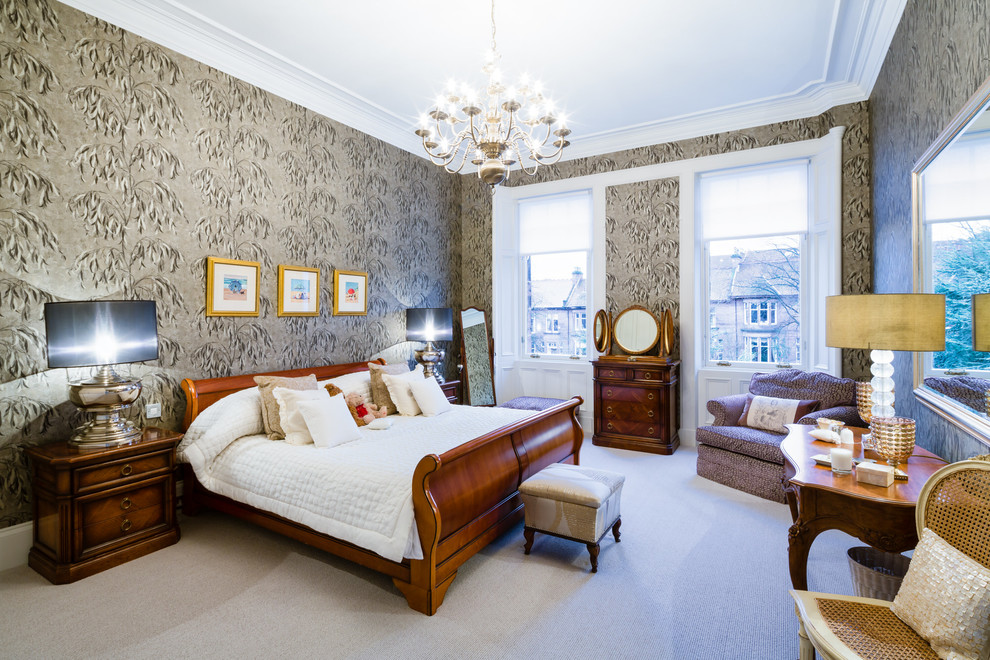 На фото: гостевая спальня среднего размера, (комната для гостей): освещение в викторианском стиле с серыми стенами, ковровым покрытием и бежевым полом
