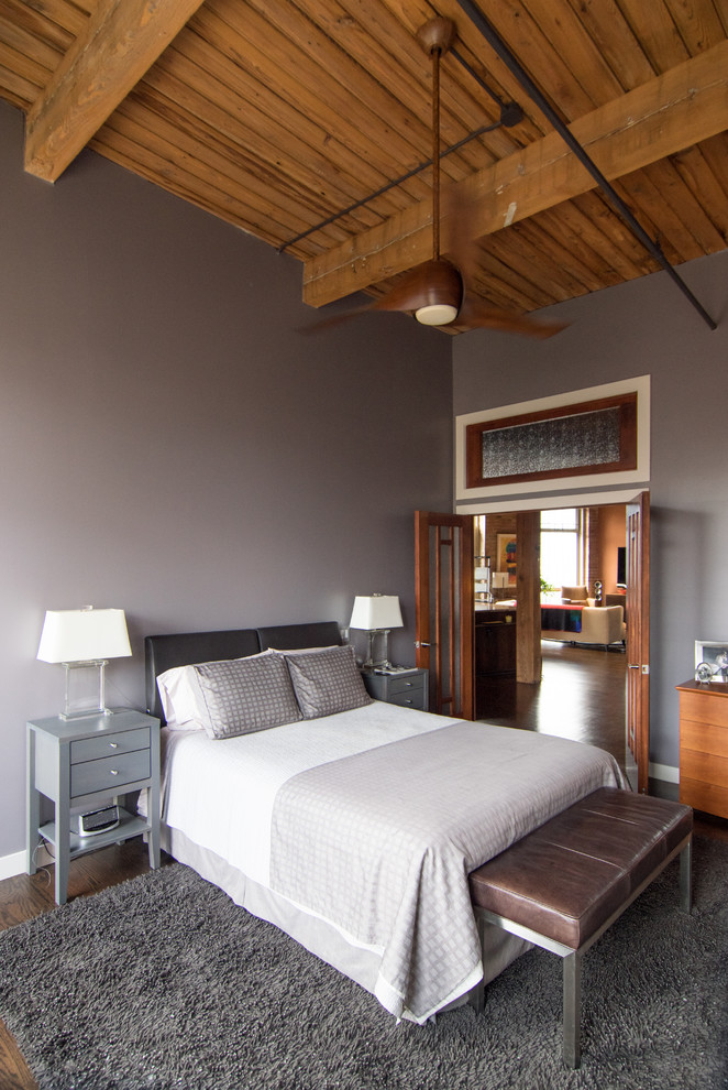Источник вдохновения для домашнего уюта: хозяйская спальня среднего размера в стиле фьюжн с серыми стенами и темным паркетным полом