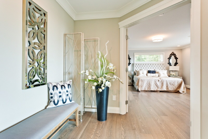 Foto di una grande camera matrimoniale design con pareti beige, pavimento in legno massello medio e nessun camino