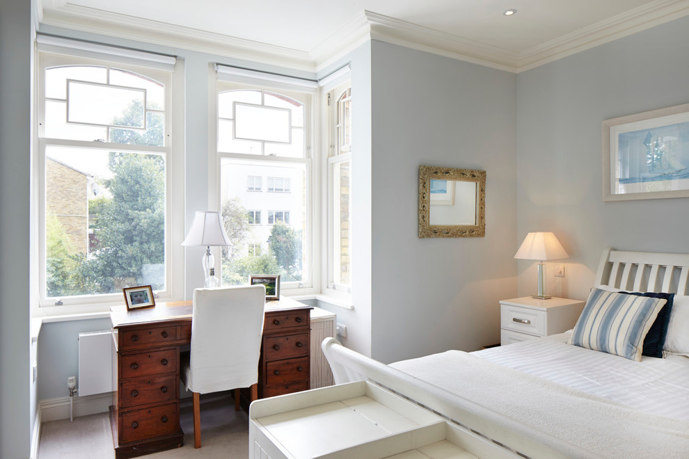 ロンドンにあるトラディショナルスタイルのおしゃれな寝室 (青い壁、カーペット敷き) のレイアウト