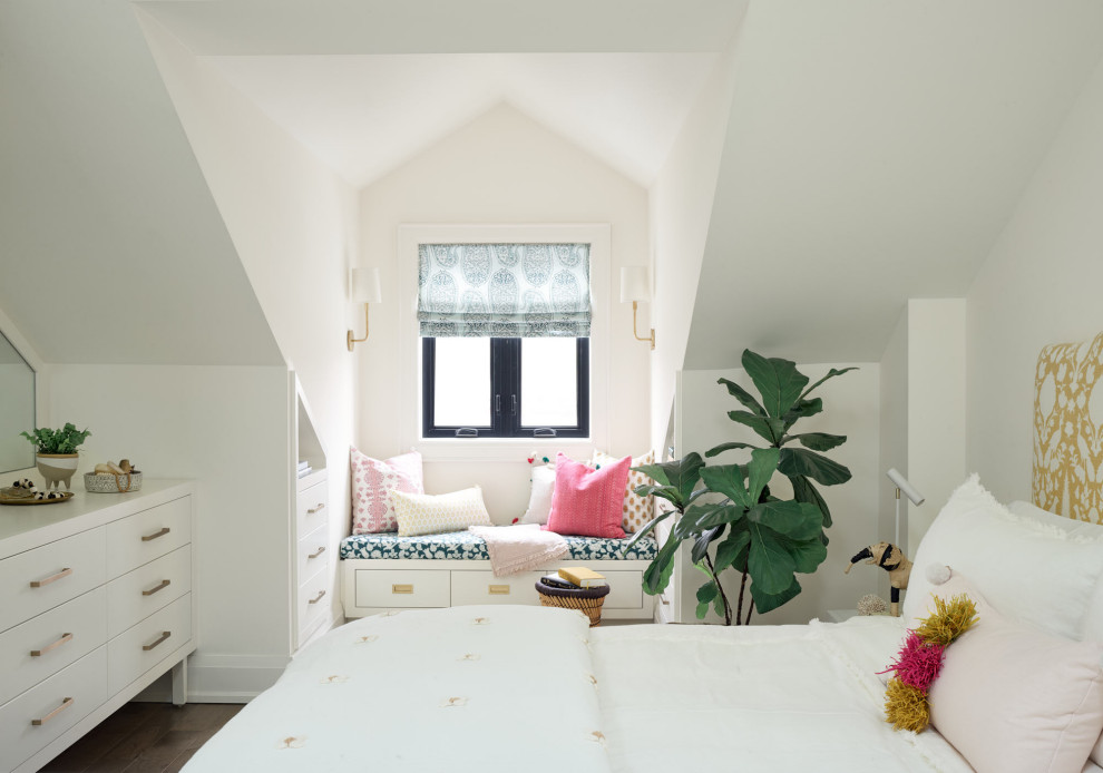 Стильный дизайн: хозяйская спальня в стиле неоклассика (современная классика) с белыми стенами - последний тренд