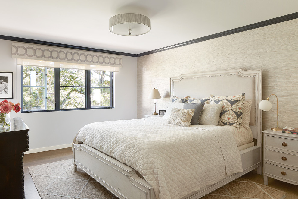 Maritimes Hauptschlafzimmer ohne Kamin mit beiger Wandfarbe und braunem Holzboden in San Francisco
