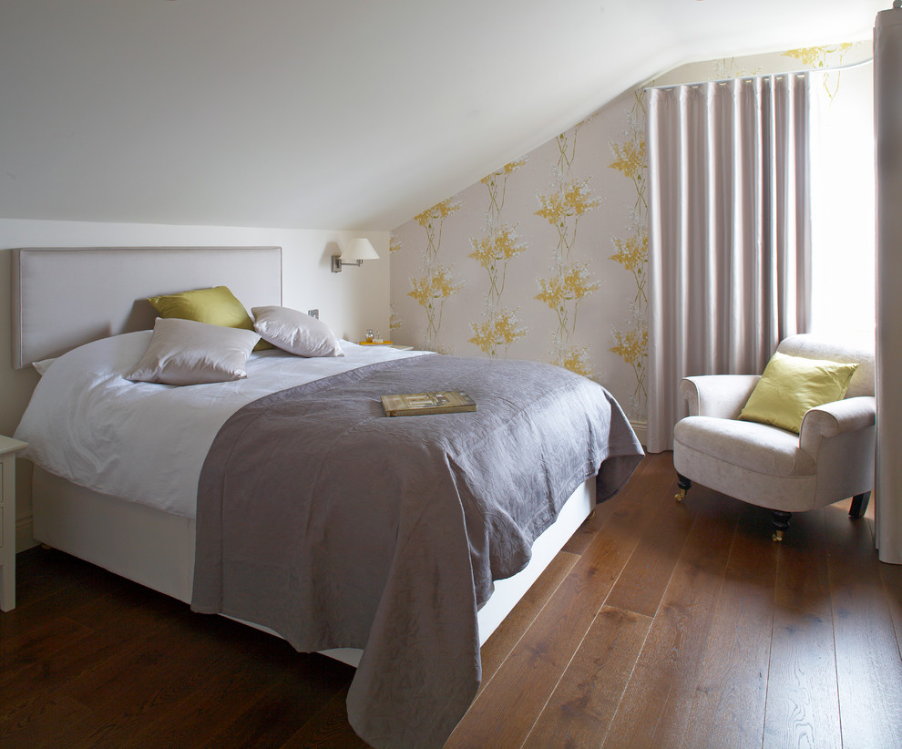 Esempio di una camera da letto chic con pavimento in legno massello medio