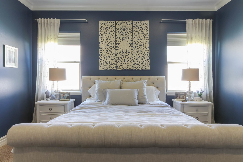 シアトルにある広いエクレクティックスタイルのおしゃれな主寝室 (青い壁、カーペット敷き、茶色い床) のインテリア
