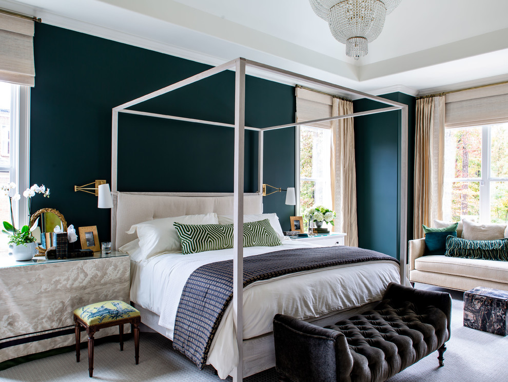 Klassisches Schlafzimmer mit blauer Wandfarbe, Teppichboden und weißem Boden in Atlanta