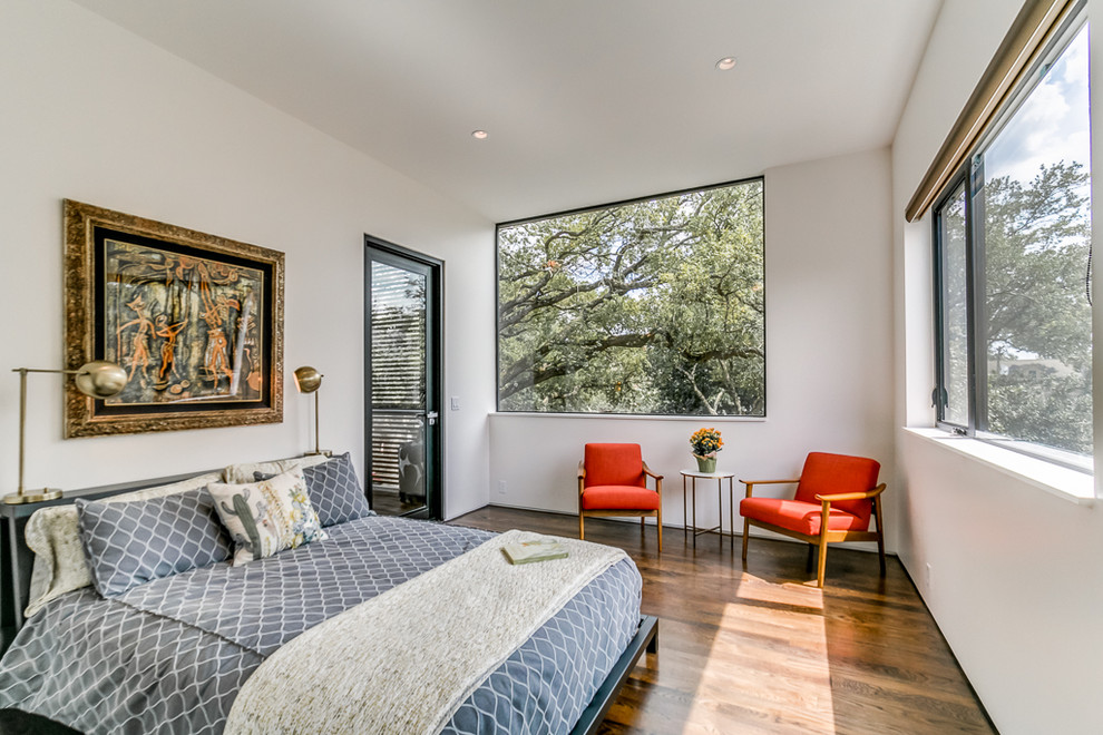 Идея дизайна: маленькая гостевая спальня (комната для гостей) в стиле модернизм с белыми стенами и паркетным полом среднего тона для на участке и в саду