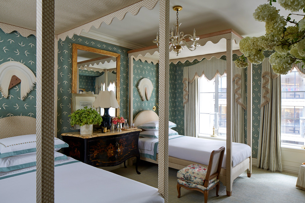 На фото: гостевая спальня (комната для гостей) в классическом стиле с зелеными стенами, ковровым покрытием и бежевым полом