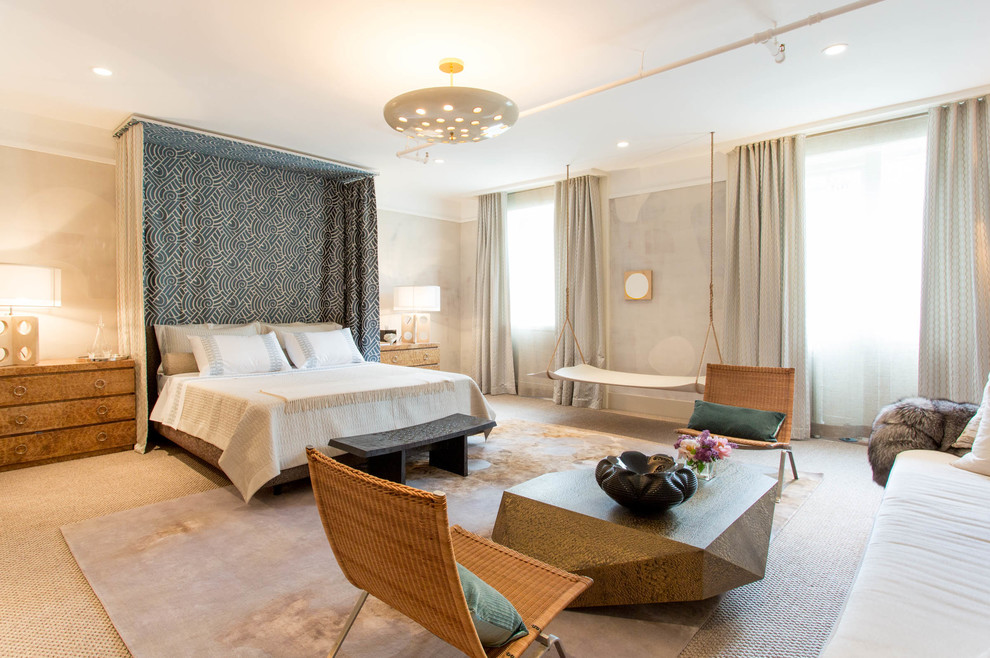 Imagen de dormitorio principal actual con moqueta y suelo beige
