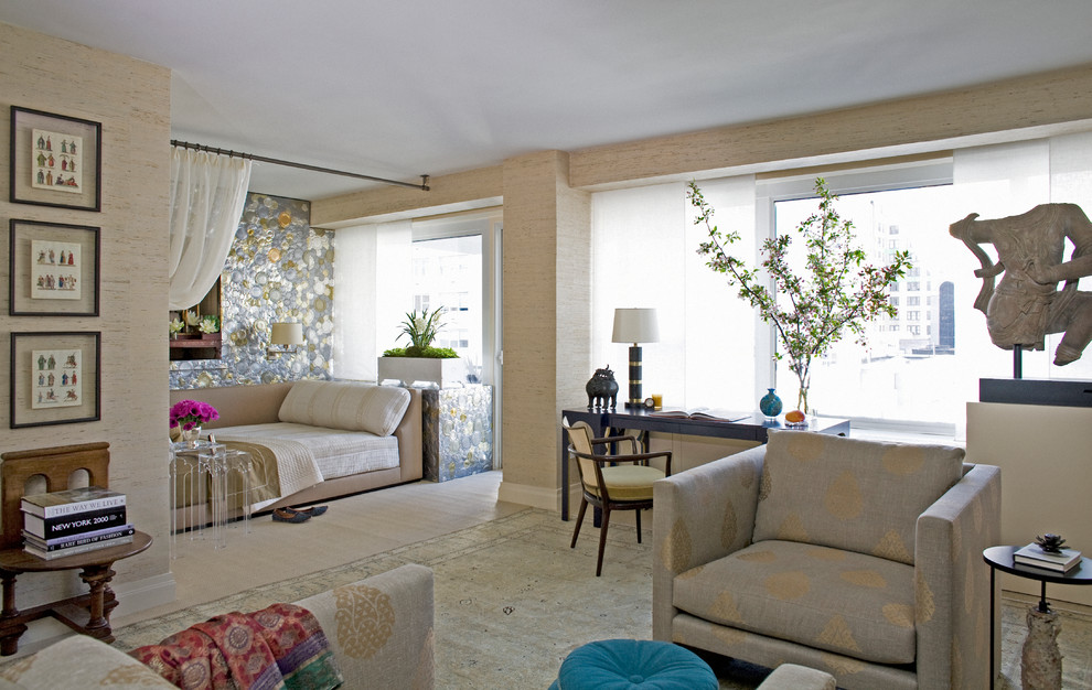 Источник вдохновения для домашнего уюта: хозяйская спальня в современном стиле с бежевыми стенами, светлым паркетным полом и зонированием шторами без камина