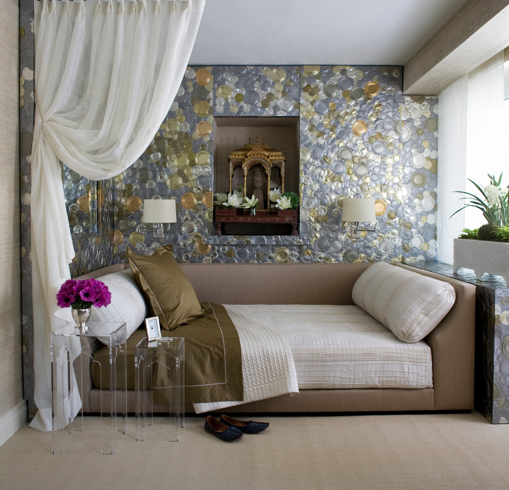 Свежая идея для дизайна: спальня в стиле неоклассика (современная классика) с разноцветными стенами - отличное фото интерьера