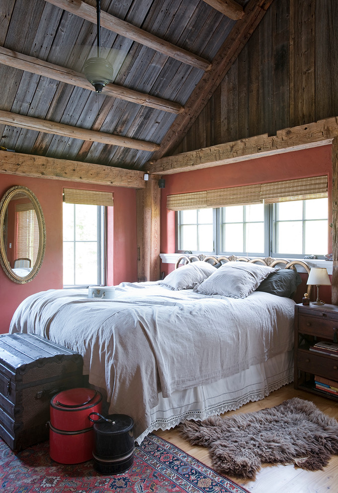 На фото: спальня в стиле кантри с светлым паркетным полом без камина