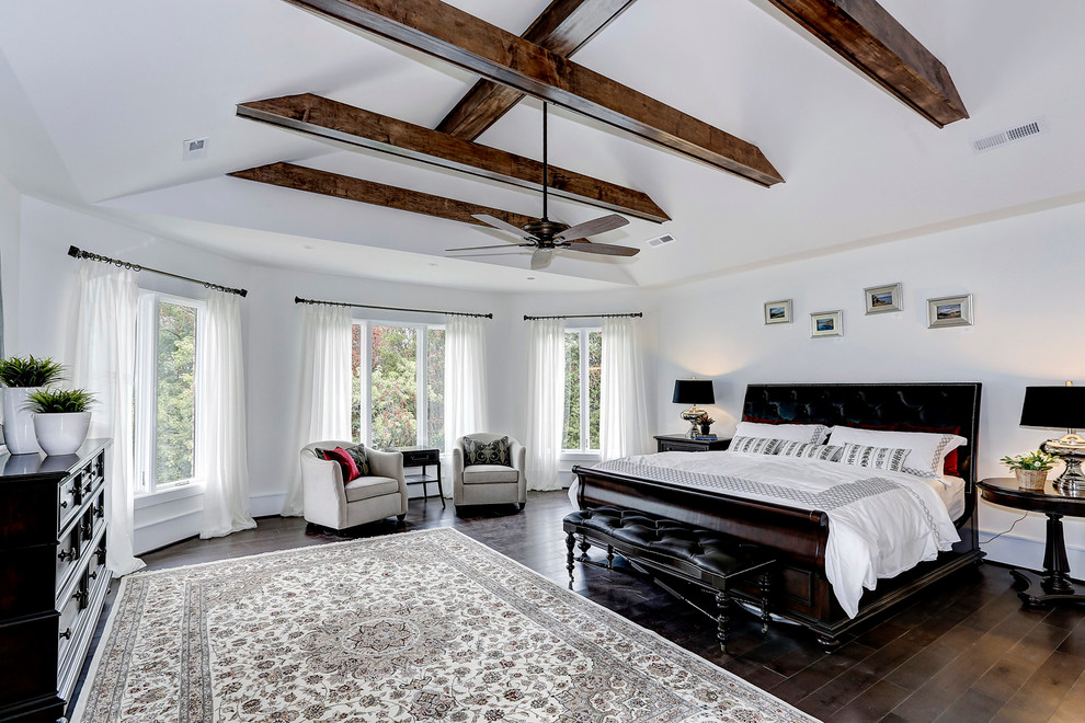 Imagen de dormitorio principal clásico renovado grande con paredes blancas y suelo de madera oscura