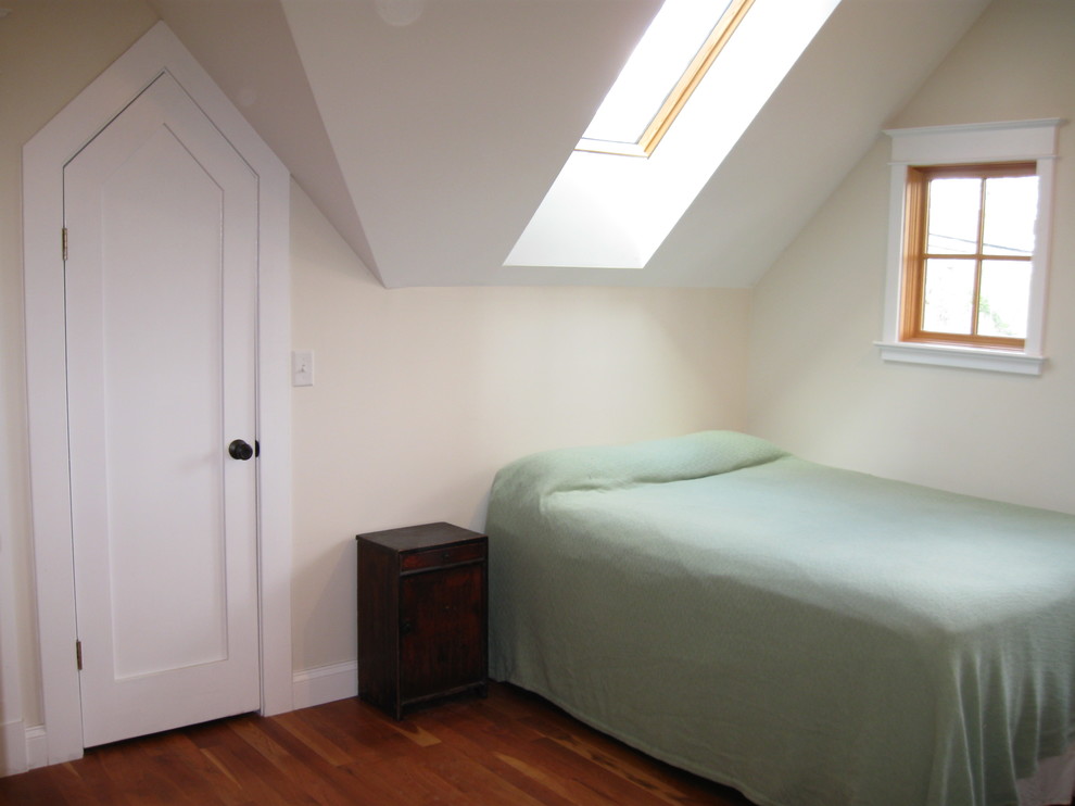 Идея дизайна: хозяйская спальня среднего размера в стиле кантри с белыми стенами и паркетным полом среднего тона