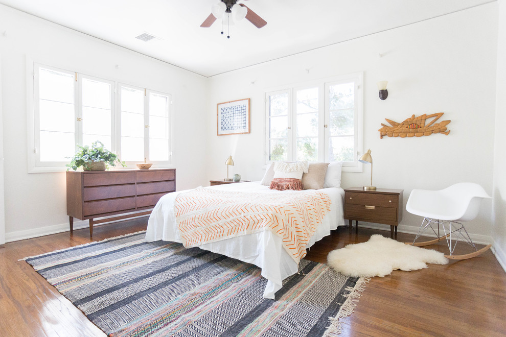 Diseño de dormitorio principal romántico de tamaño medio con paredes blancas, suelo de madera en tonos medios y suelo marrón