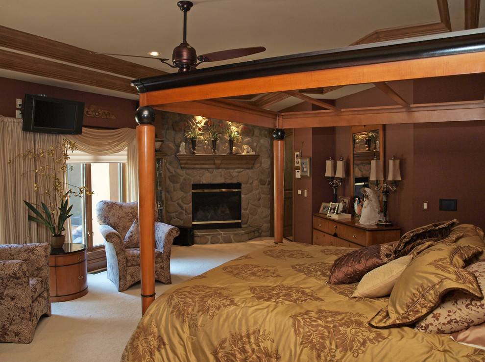 クリーブランドにある広いトラディショナルスタイルのおしゃれな主寝室 (茶色い壁、カーペット敷き、コーナー設置型暖炉、石材の暖炉まわり) のレイアウト