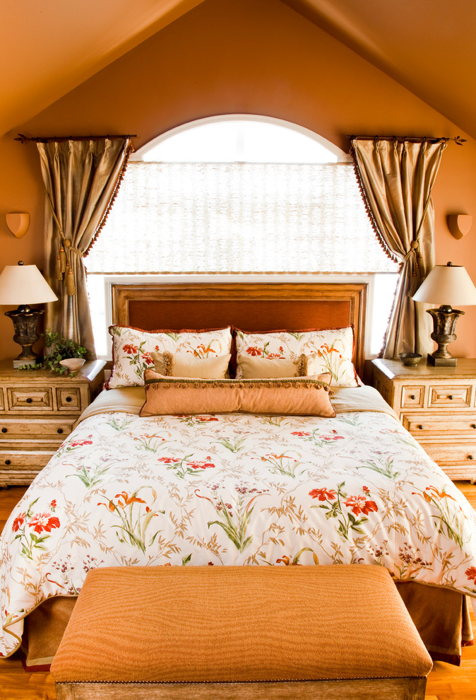 Пример оригинального дизайна: большая хозяйская спальня в классическом стиле с коричневыми стенами, светлым паркетным полом, двусторонним камином и фасадом камина из камня