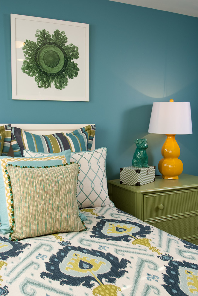 Idee per una piccola camera degli ospiti chic con pareti blu e parquet chiaro