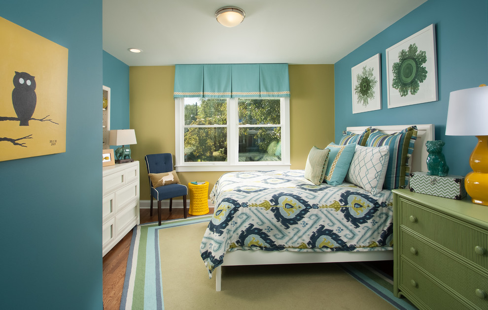 アトランタにある小さなトランジショナルスタイルのおしゃれな客用寝室 (青い壁、淡色無垢フローリング) のレイアウト
