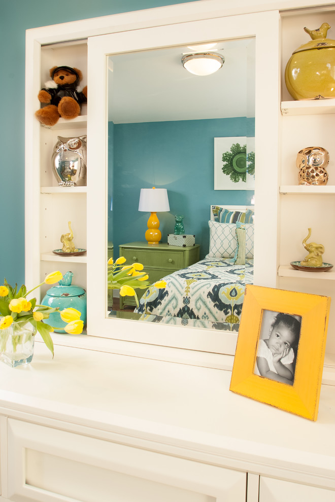 Imagen de habitación de invitados clásica renovada pequeña con paredes azules y suelo de madera clara