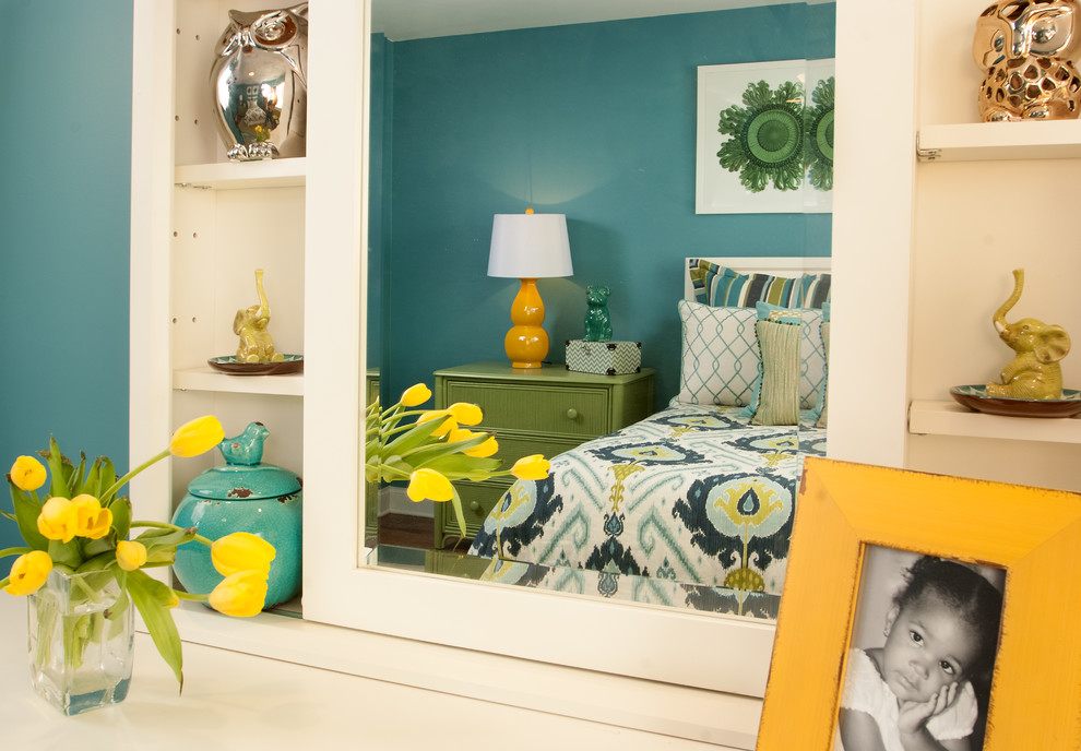 Cette photo montre une petite chambre d'amis chic avec un mur bleu et parquet clair.
