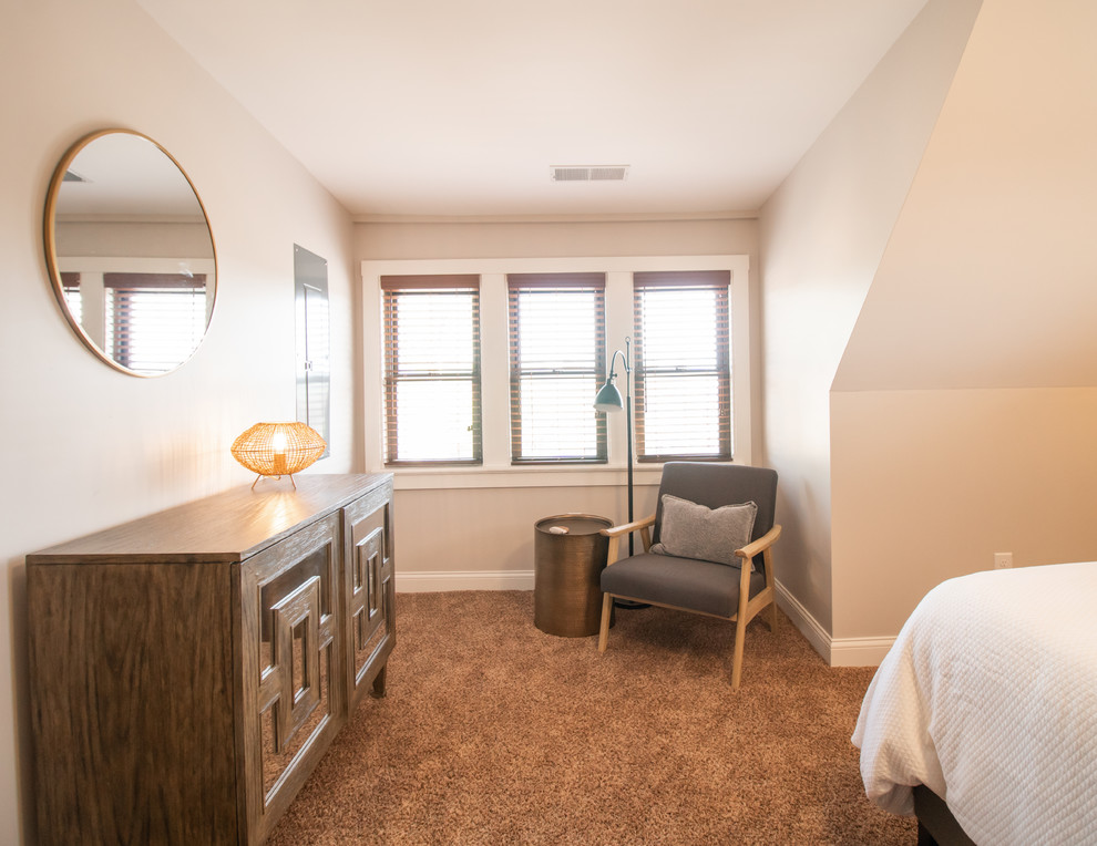 Свежая идея для дизайна: большая хозяйская спальня в стиле лофт с серыми стенами, ковровым покрытием и коричневым полом - отличное фото интерьера