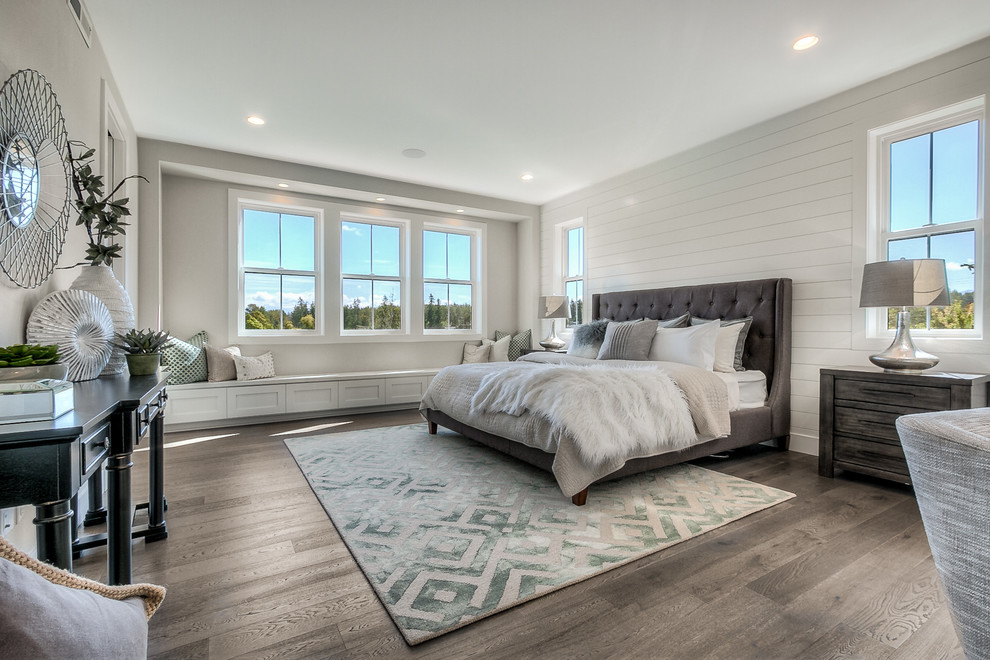 シアトルにあるトランジショナルスタイルのおしゃれな寝室 (白い壁、無垢フローリング、グレーの床) のインテリア