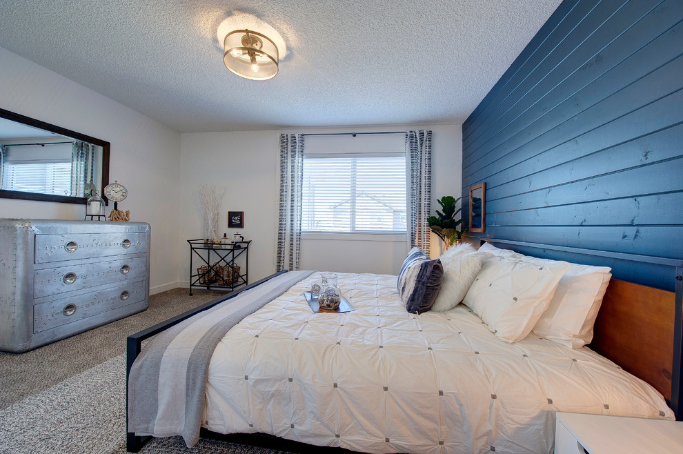 Idee per una camera matrimoniale chic di medie dimensioni con pareti blu, moquette e pavimento marrone