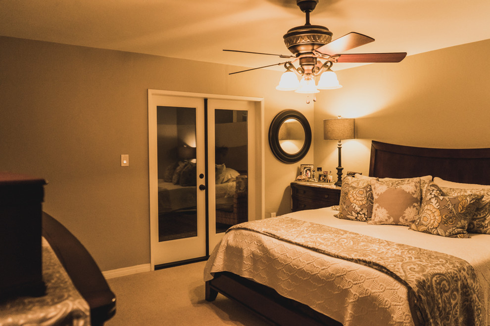 На фото: хозяйская спальня среднего размера в классическом стиле с коричневыми стенами, ковровым покрытием и коричневым полом без камина с