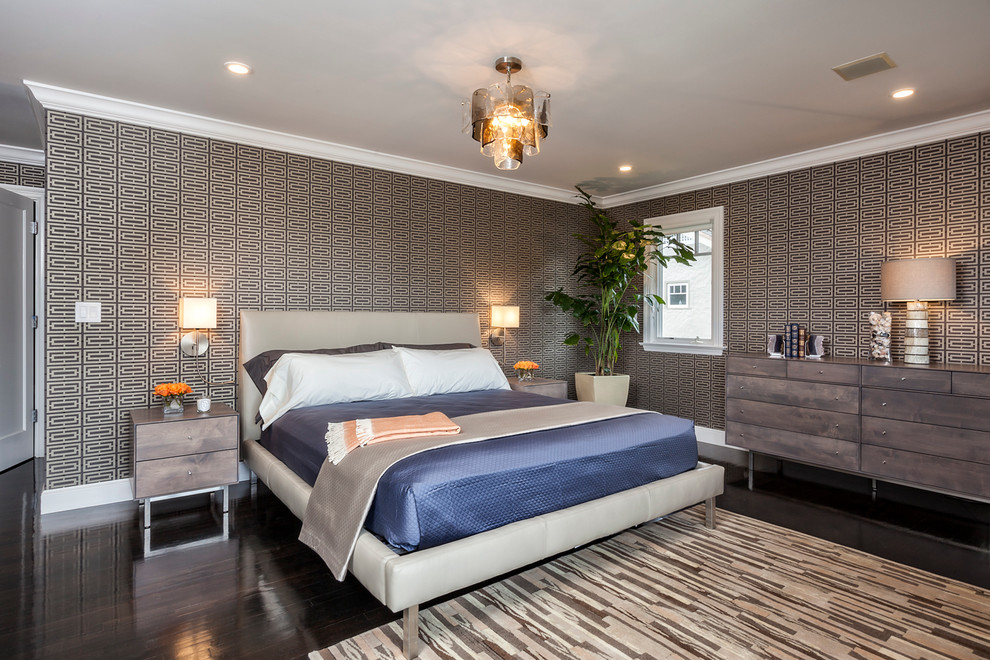 На фото: спальня в стиле неоклассика (современная классика) с разноцветными стенами и темным паркетным полом с