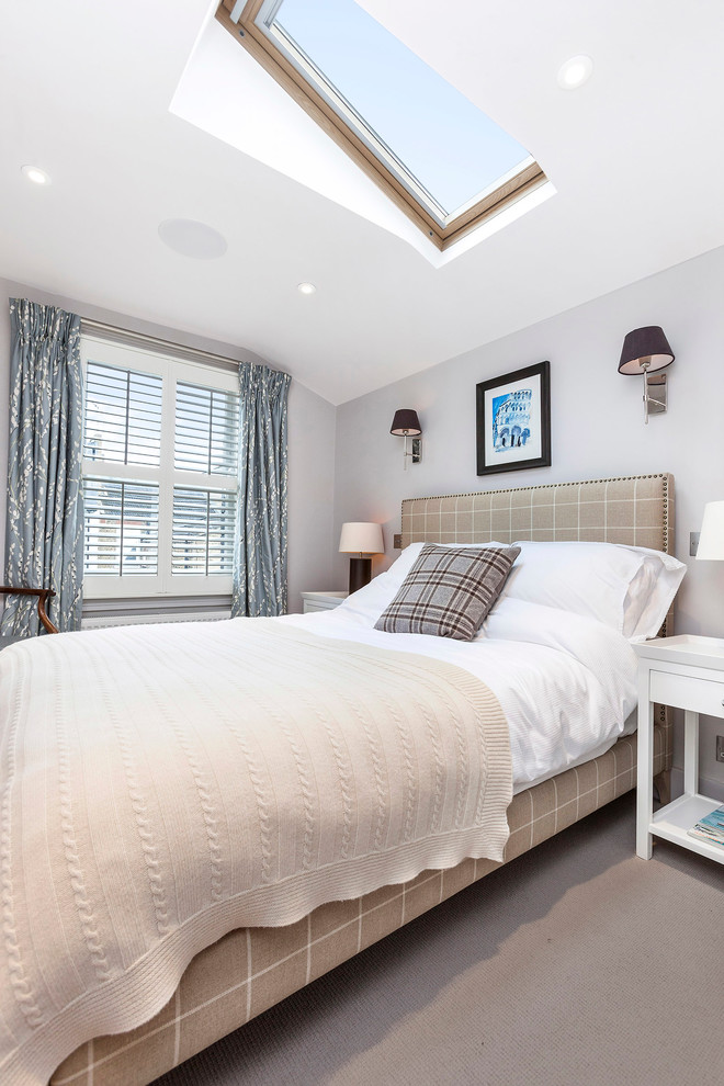 Источник вдохновения для домашнего уюта: гостевая спальня (комната для гостей) в стиле неоклассика (современная классика) с серыми стенами, ковровым покрытием и синими шторами