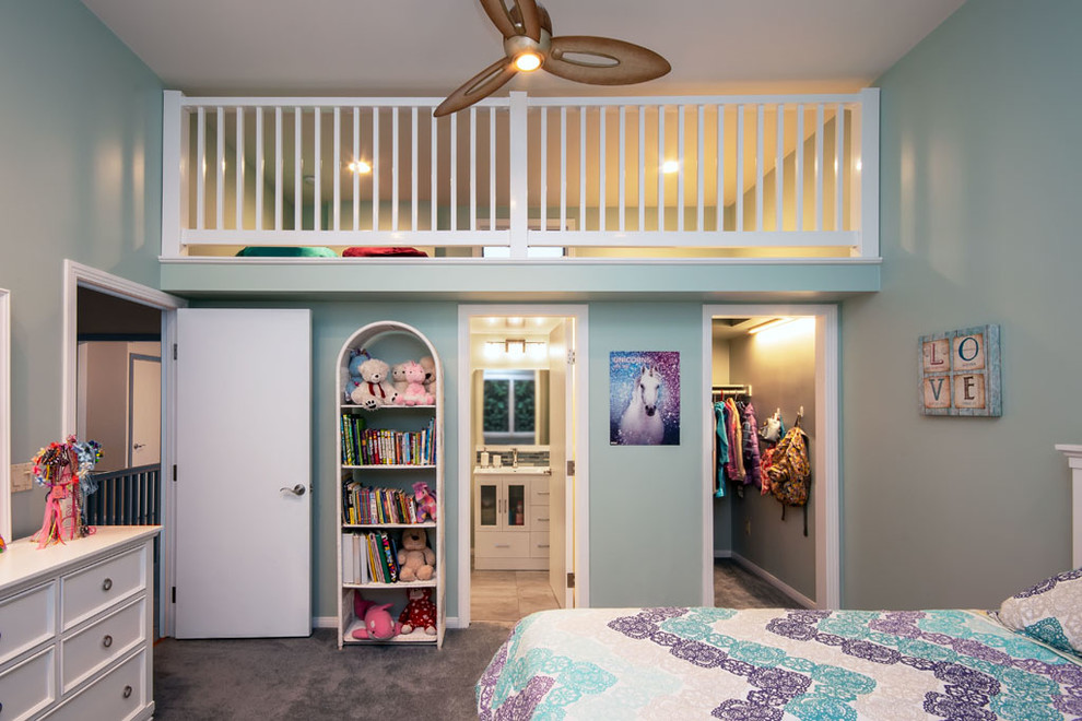 サンディエゴにある広いモダンスタイルのおしゃれなロフト寝室 (緑の壁、カーペット敷き、マルチカラーの床)
