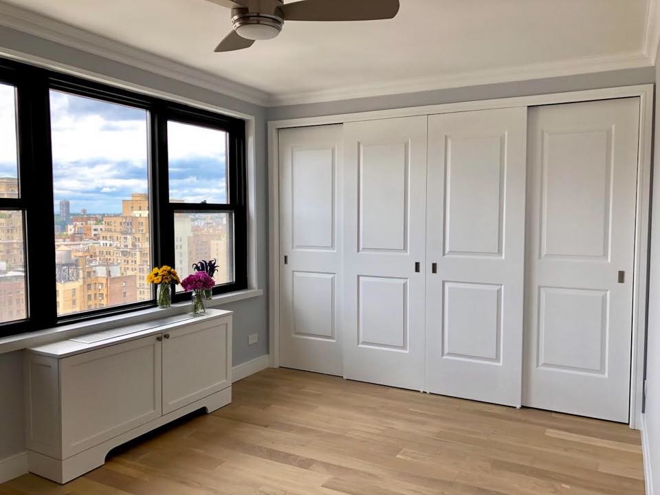 Idées déco pour une petite chambre d'amis classique avec un mur gris, parquet clair, aucune cheminée et un sol beige.