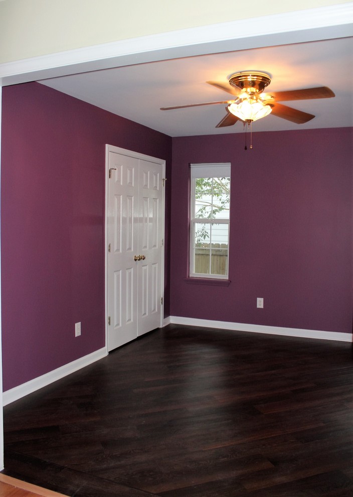 Cette image montre une petite chambre traditionnelle avec un mur violet et un sol en vinyl.
