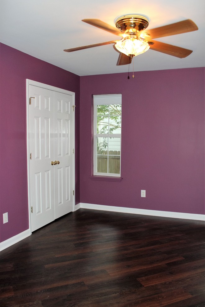 На фото: маленькая спальня в стиле неоклассика (современная классика) с фиолетовыми стенами и полом из винила для на участке и в саду с