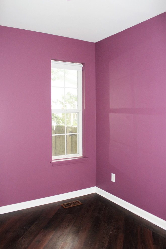 ローリーにある小さなトランジショナルスタイルのおしゃれな寝室 (紫の壁、クッションフロア) のインテリア