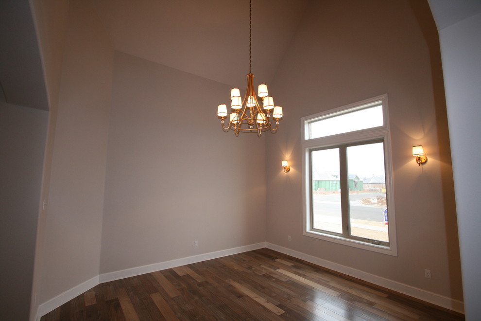 Idée de décoration pour une chambre tradition avec un mur beige et un sol en bois brun.