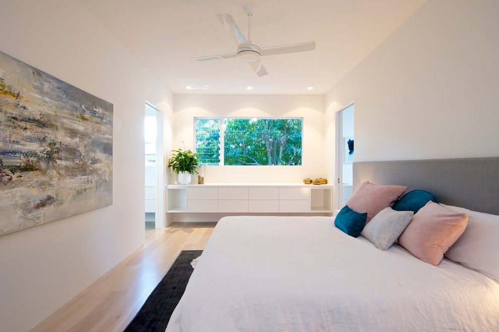 シドニーにあるコンテンポラリースタイルのおしゃれな寝室 (白い壁、淡色無垢フローリング) のインテリア