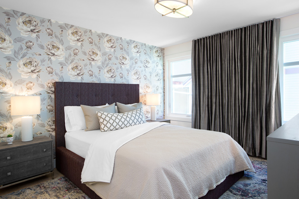 Ejemplo de dormitorio principal tradicional renovado de tamaño medio con paredes multicolor, suelo de madera clara y suelo beige