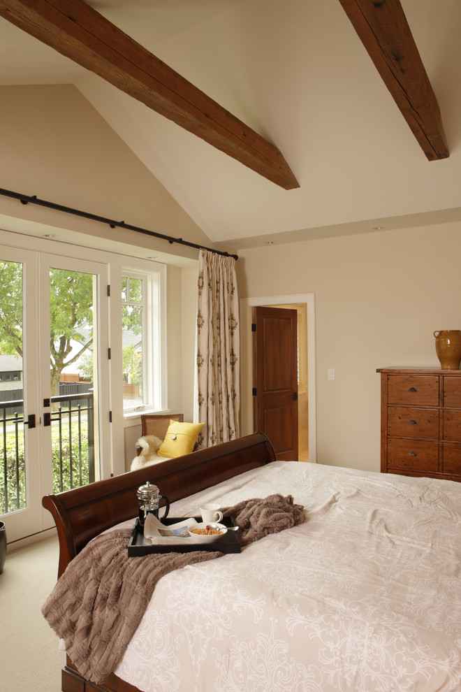 Пример оригинального дизайна: хозяйская спальня в классическом стиле с бежевыми стенами и ковровым покрытием