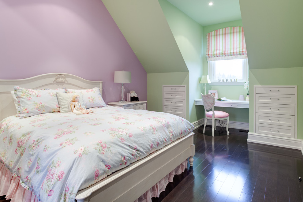 Foto di una camera da letto tradizionale con parquet scuro e pareti multicolore