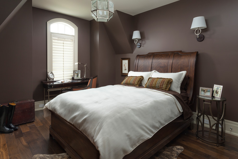 Свежая идея для дизайна: спальня в классическом стиле с коричневыми стенами и темным паркетным полом - отличное фото интерьера