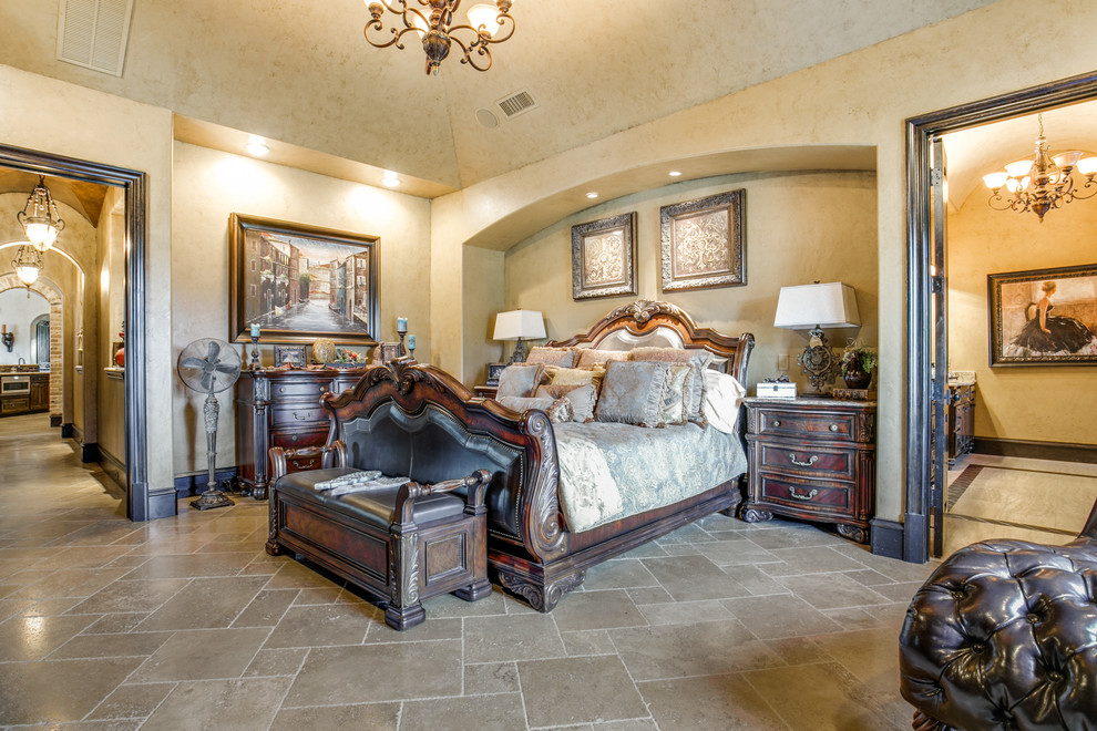 ダラスにある広いトラディショナルスタイルのおしゃれな主寝室 (ベージュの壁、ライムストーンの床、ベージュの床、標準型暖炉、木材の暖炉まわり) のレイアウト