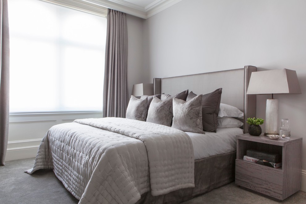 Свежая идея для дизайна: серо-белая спальня в стиле неоклассика (современная классика) с серыми стенами и ковровым покрытием - отличное фото интерьера