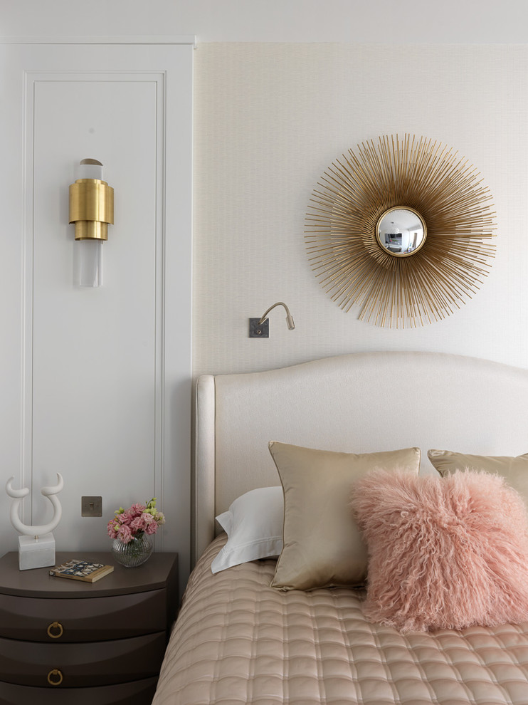 Idées déco pour une chambre contemporaine avec un mur beige.