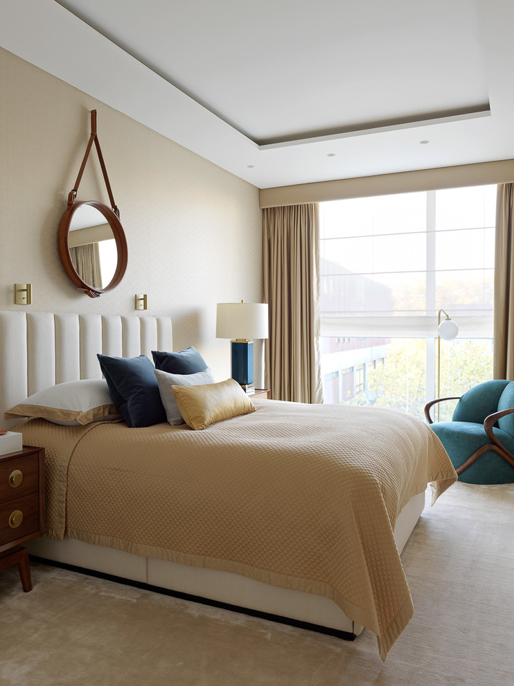 Foto de dormitorio principal actual con paredes beige, moqueta y suelo beige
