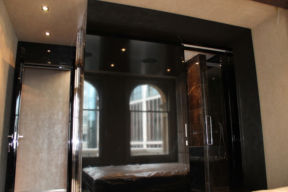 Diseño de habitación de invitados actual de tamaño medio sin chimenea con paredes negras y moqueta